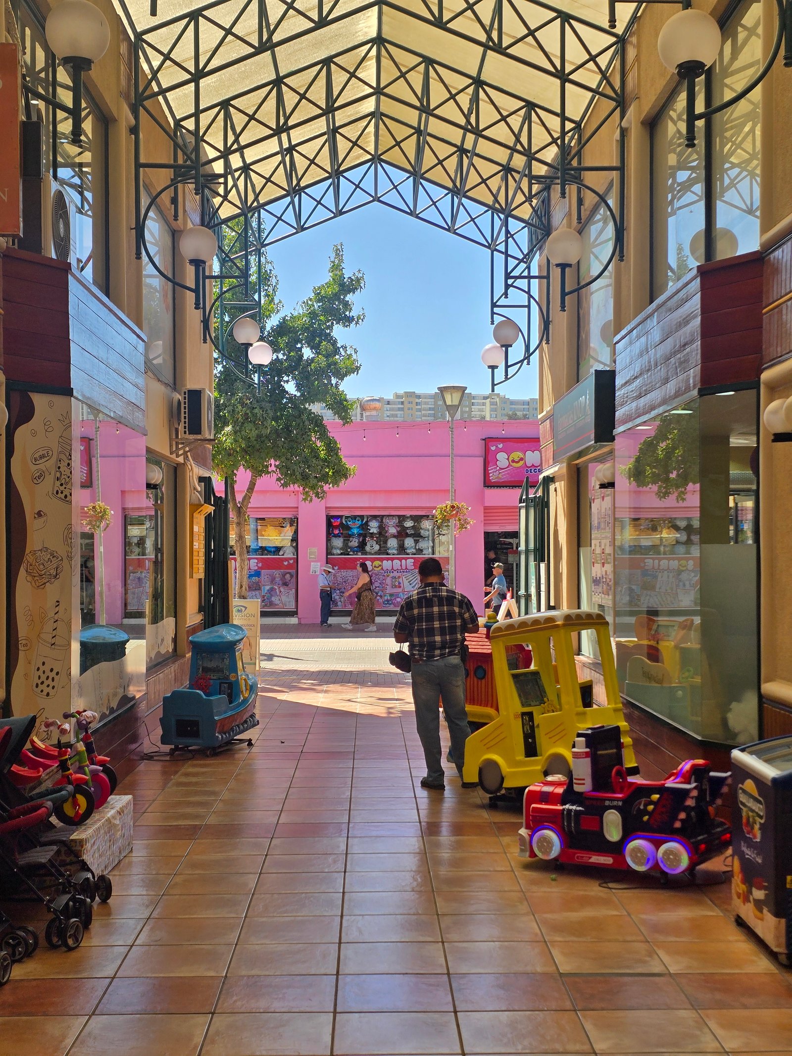 Galería Comercial Valle del Sol, ambiente iluminado, Ovalle
