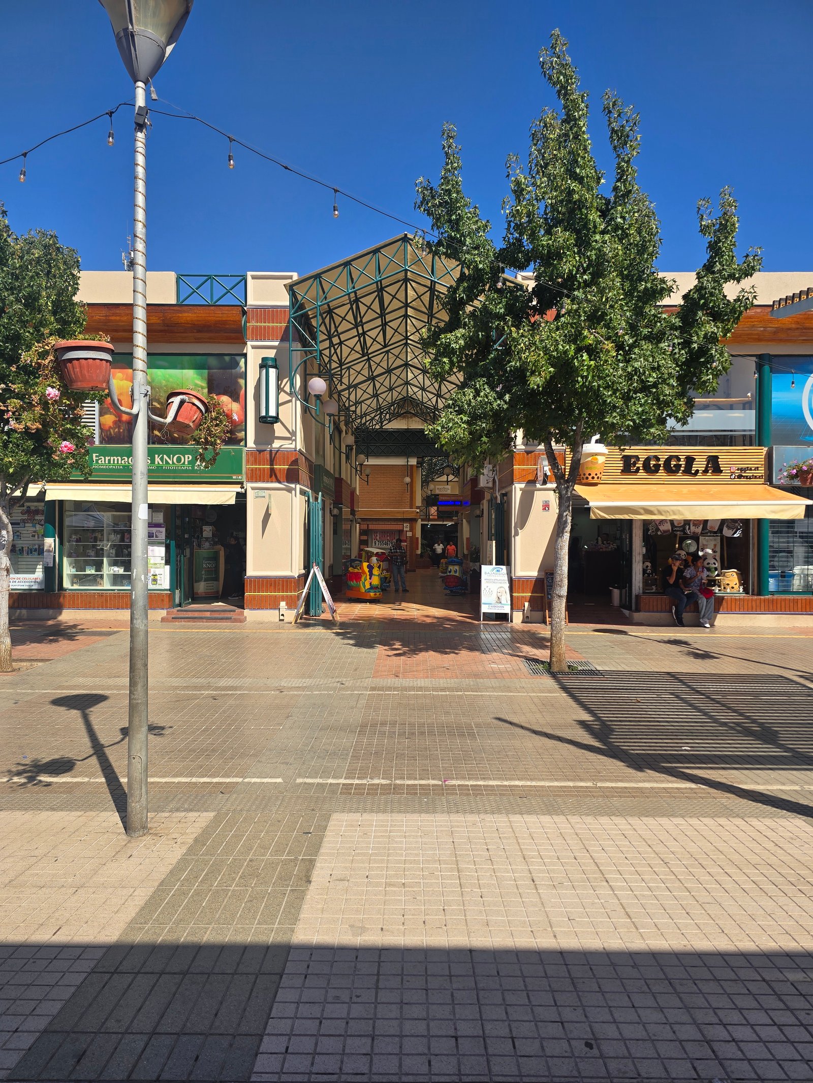 Pasillo interior iluminado — Galería Comercial Valle del Sol
