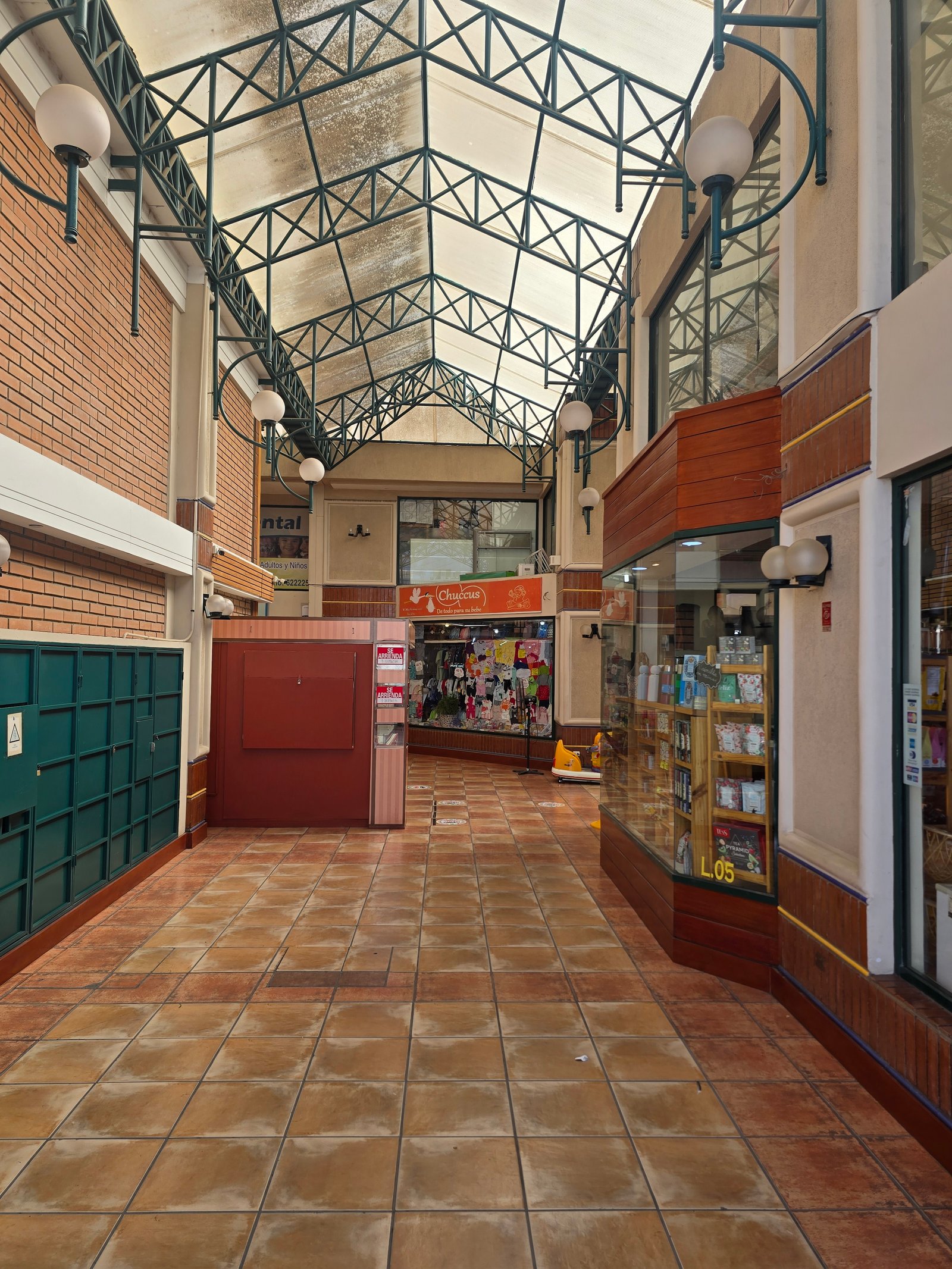 Espacio comercial con amplia vidriera — Galería Valle del Sol