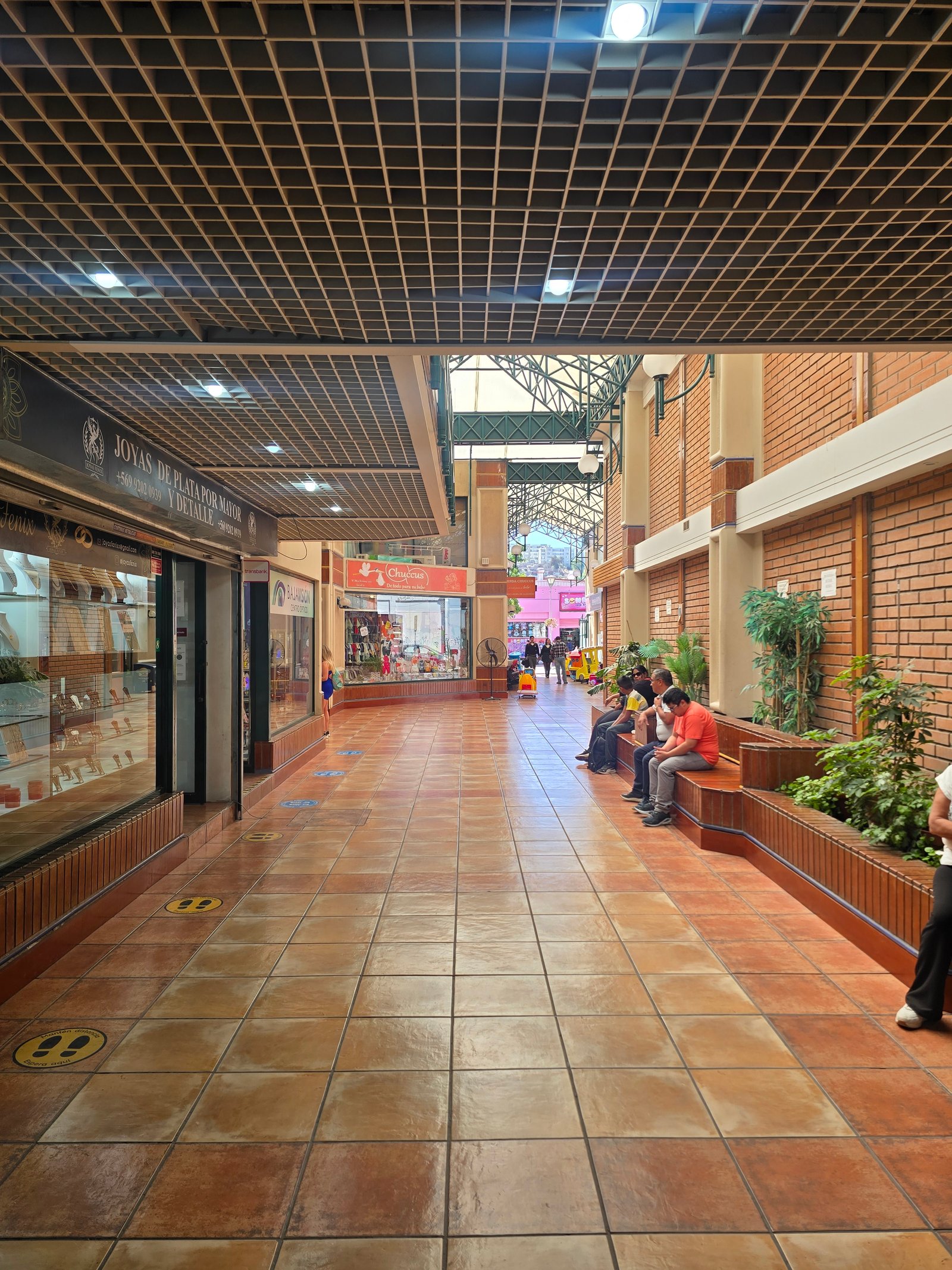 Local comercial disponible, vista frontal — Galería Valle del Sol