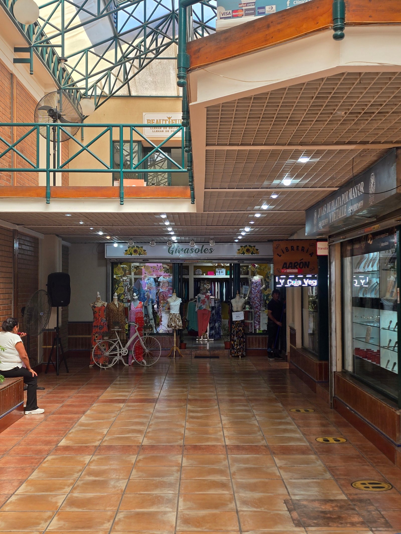 Corredor con locales comerciales — Galería Valle del Sol
